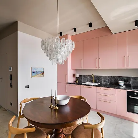 Rezident Tomis Marina