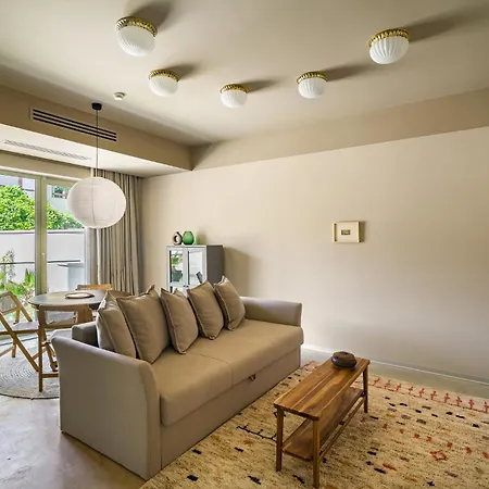 Rezident Tomis Marina *